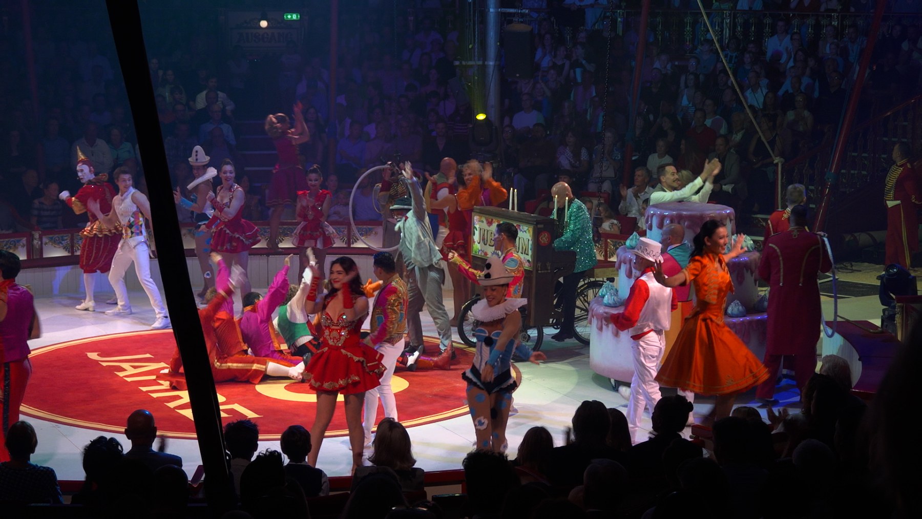 Circus-Theater Roncalli - 50 Jahre Premierengala