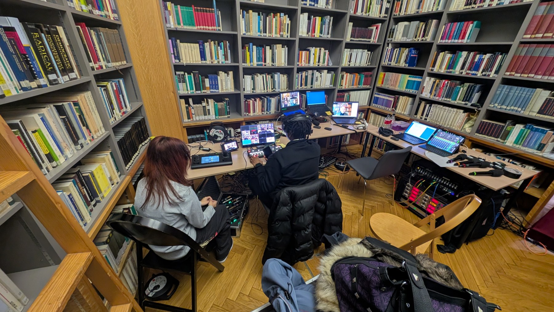 Hybrid-Event @ Institut für die Wissenschaften vom Menschen - Ein Teil der Teilnehmer:innen vor Ort, Ein Teil zugeschaltet